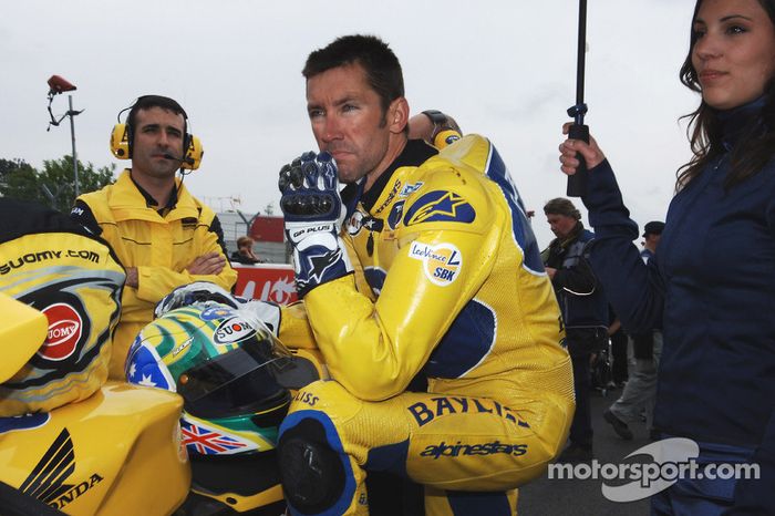 Troy Bayliss en la parrilla de salida