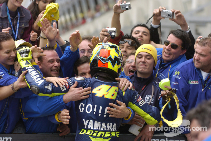 Ganador de la carrera Valentino Rossi celebra