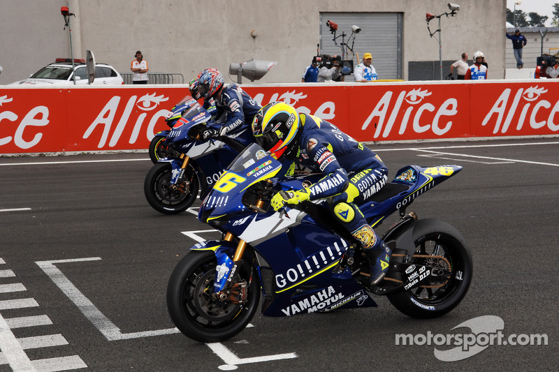Arrancada: Valentino Rossi y Colin Edwards