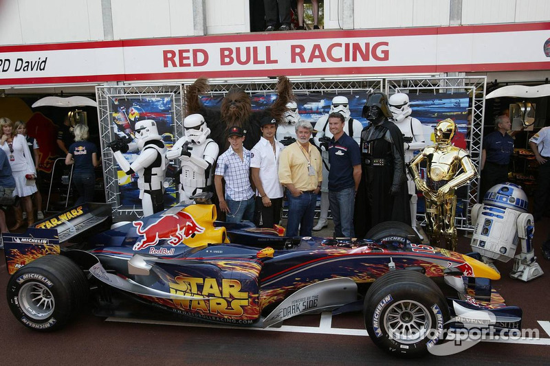 Christian Klien, Vitantonio Liuzzi et David Coulthard avec George Lucas et des personnages de Star Wars