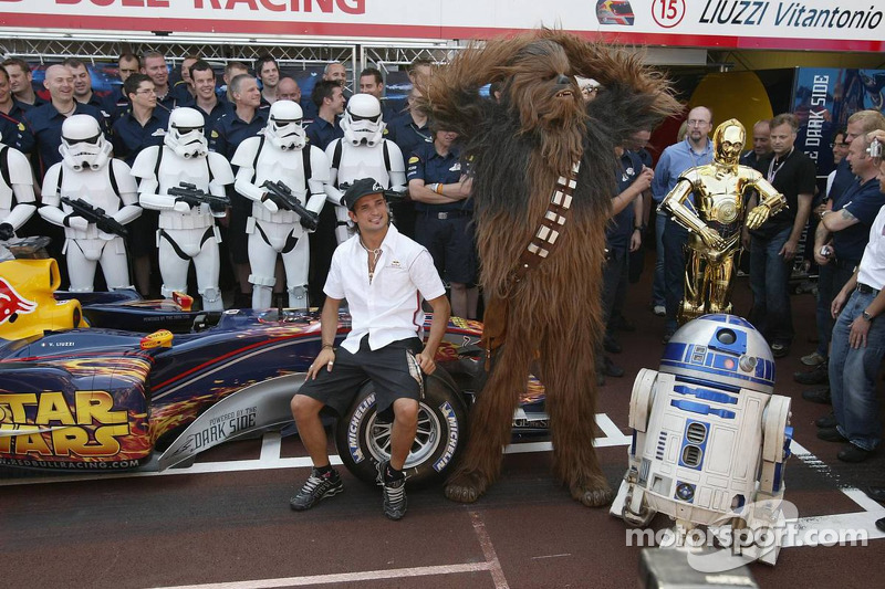Vitantonio Liuzzi com personagens de Star Wars