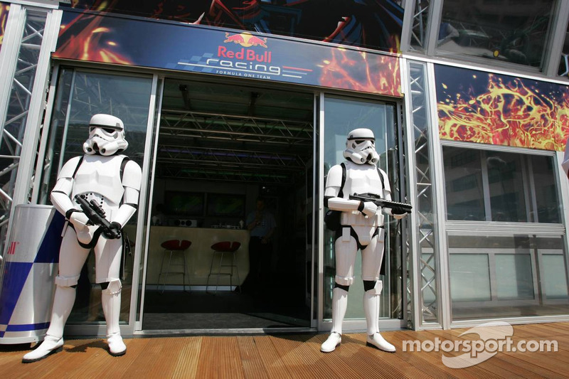 Stormtroopers vor der Red Bull Racing Energy Station