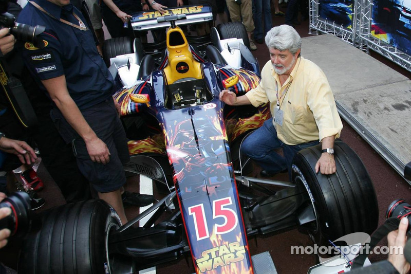 (F1) George Lucas, criador de Star Wars, ao lado da Red Bull