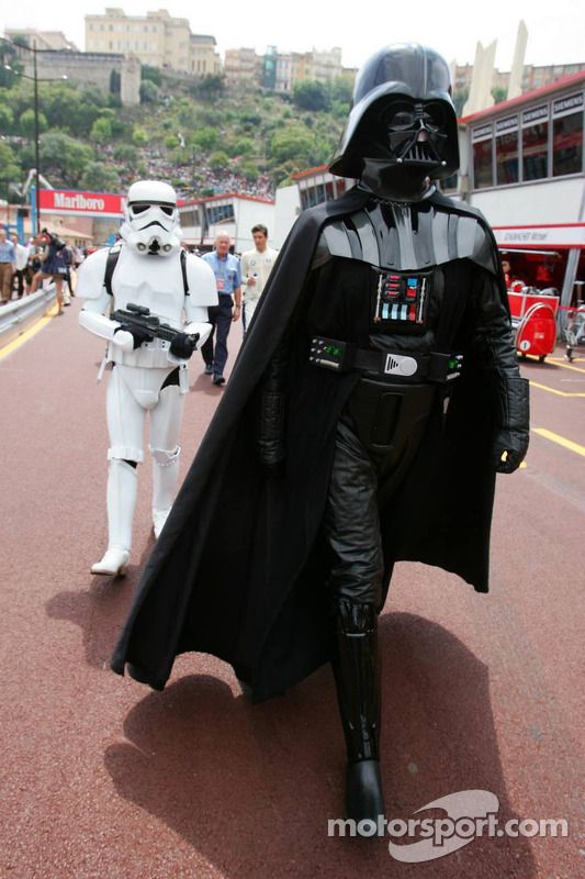 (F1) Darth Vader camina por el en pitlane