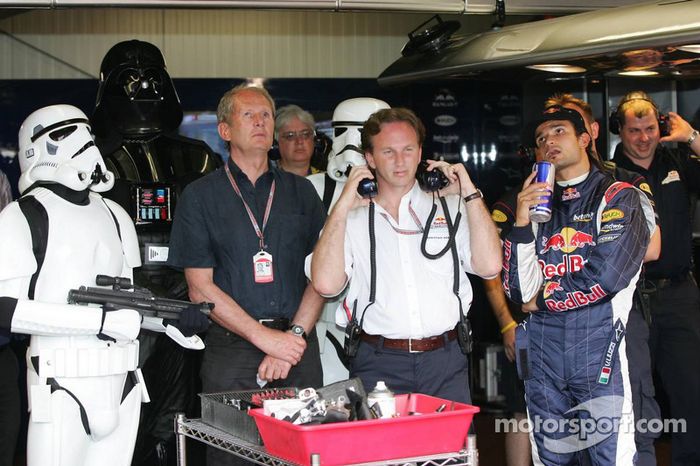 (F1) Darth Vader observa la calificación con Vitantonio Liuzzi