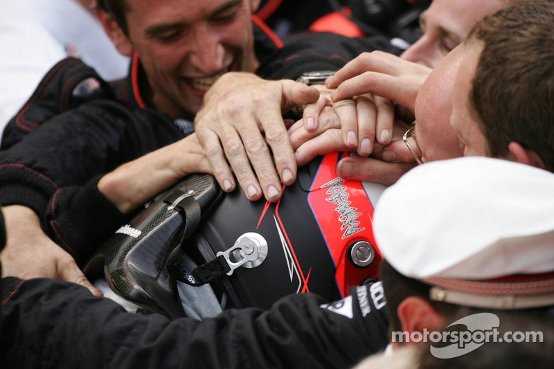 Ganador de la carrera Kimi Raikkonen celebra