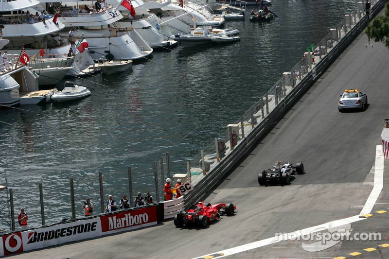 La voiture de sécurité devant Kimi Räikkönen