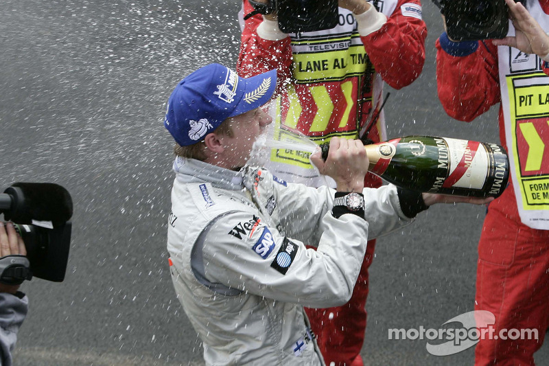 Champagne pour le vainqueur Kimi Räikkönen