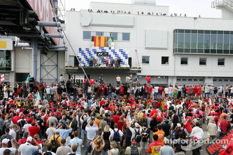 Podio: el ganador del GP de Europa 2005, Fernando Alonso, coh Nick Heidfeld y Rubens Barrichello