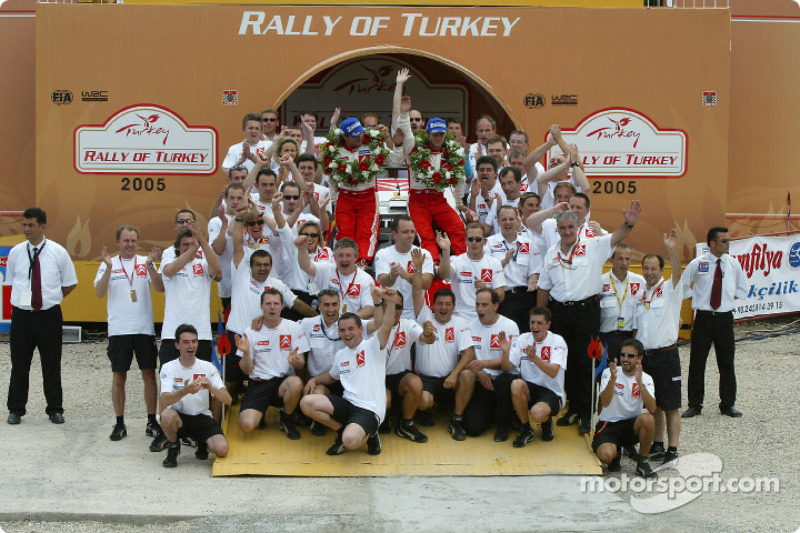 Podium : les vainqueurs Sébastien Loeb et Daniel Elena fêtent avec leur équipe