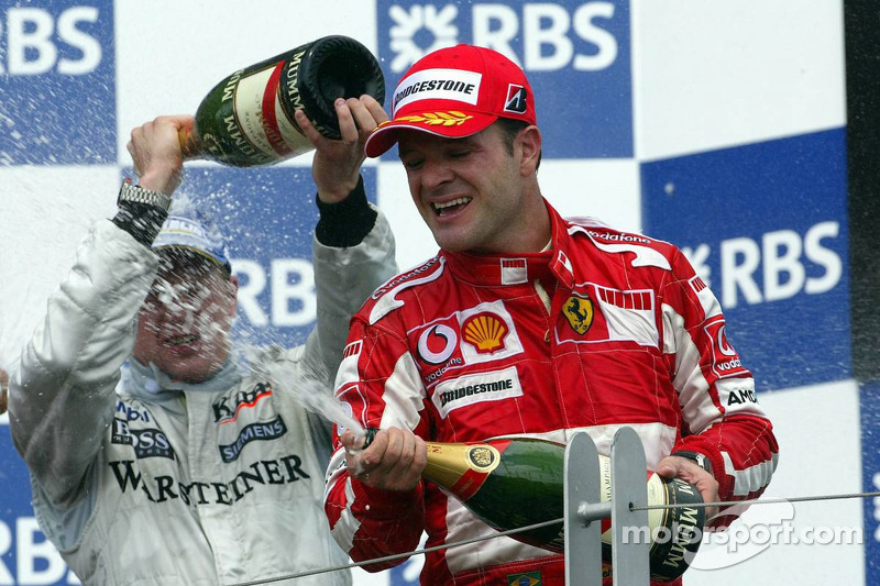 Podio: champagne para Kimi Raikkonen ganador de la carrera y Rubens Barrichello tercer lugar