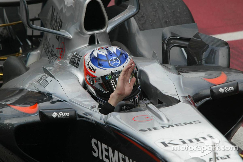 Yarış galibi Kimi Raikkonen kutlama yapıyor