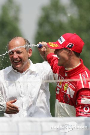 Podio: Ron Dennis y Michael Schumacher