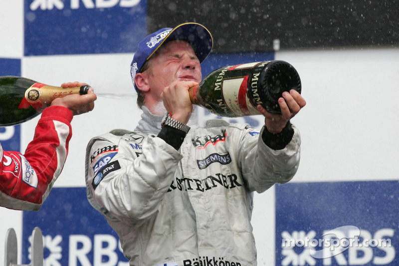 Podio: champagne para Kimi Raikkonen ganador de la carrera