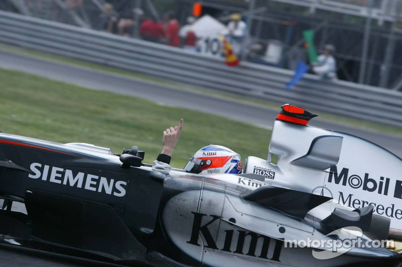 Yarış galibi Kimi Raikkonen kutlama yapıyor