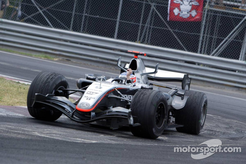Yarış galibi Kimi Raikkonen kutlama yapıyor