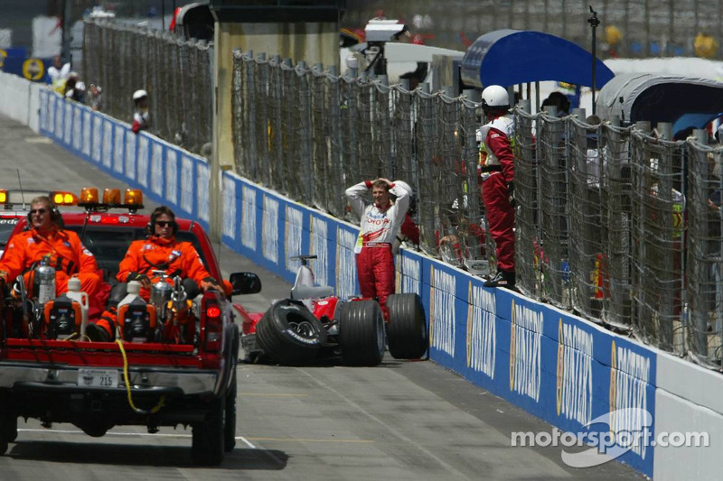 Ralf Schumacher se estrella en la pared