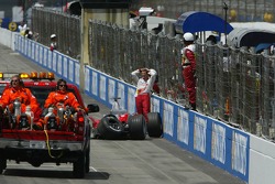 Ralf Schumacher bate na parede