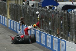Ralf Schumacher bate na parede