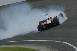Ralf Schumacher roda e bate na parede
