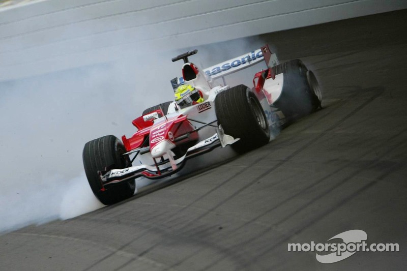 Ralf Schumacher spins and crashes in the wall