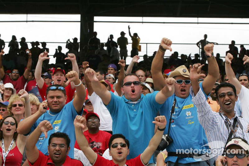 Indy fans show the thumb down