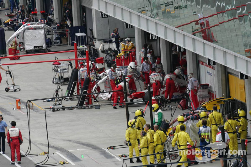 Michelin teams abandon the race