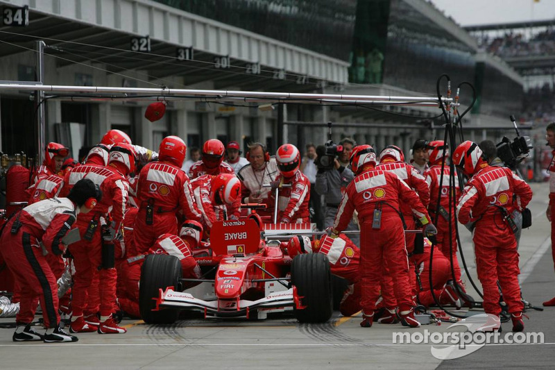 Parada de pits para Michael Schumacher