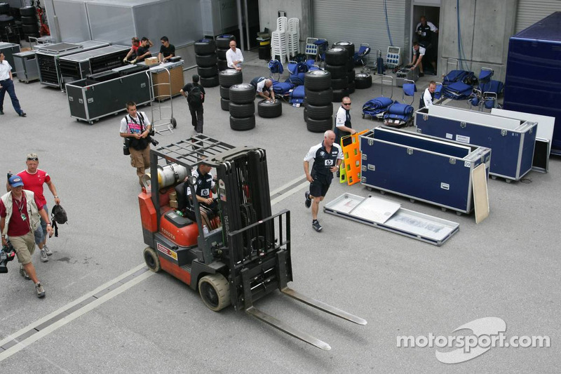 Teams pack up before the end of the race