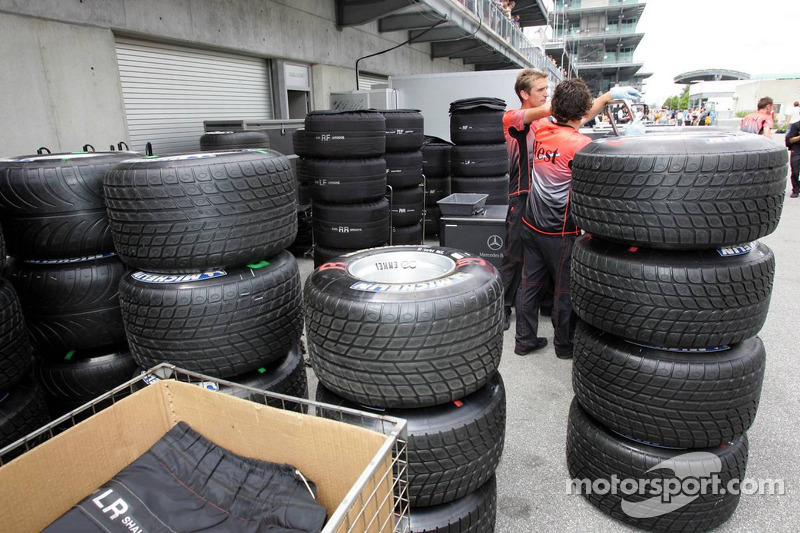 Teams pack up before the end of the race