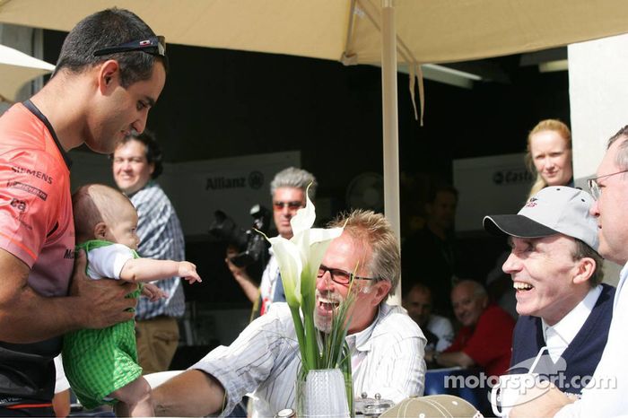 Juan Pablo Montoya muestra a su hijo Sebastián a Frank Williams, Indianapolis 2005