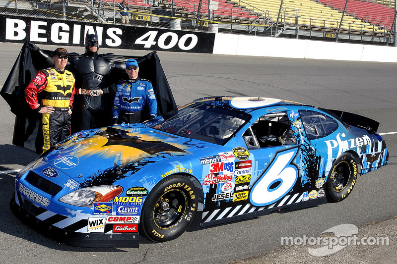 No lançamento de "Batman Begins" Mark Martin e Ricky Craven conheceram o homem-morcego e tiveram seus carros estilizados