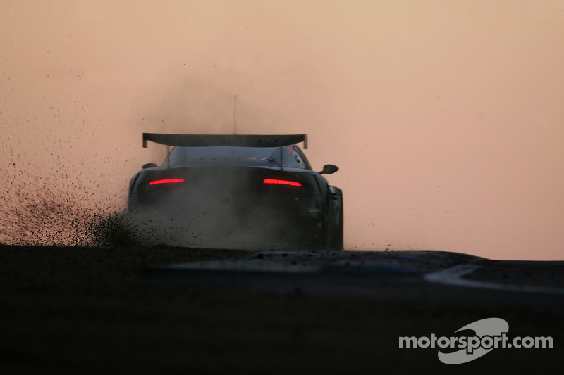 2005 год. Экипаж Томаша Энге, Петера Кокса и Педро Лами, Aston Martin DBR9