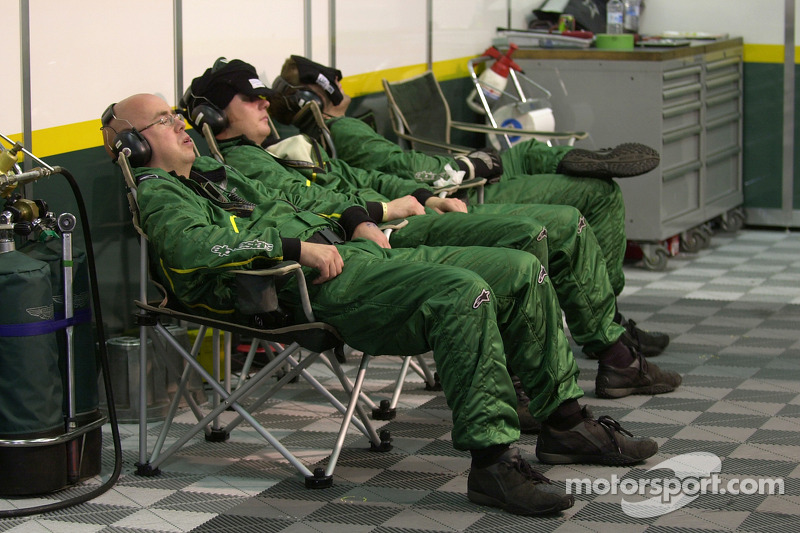 2005 год. Механики Aston Martin Racing спят во время гонки