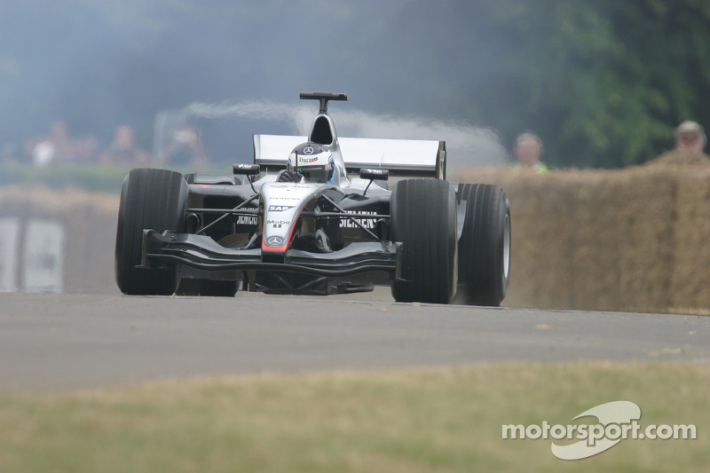 19. El McLaren Mercedes MP4/19 de F1