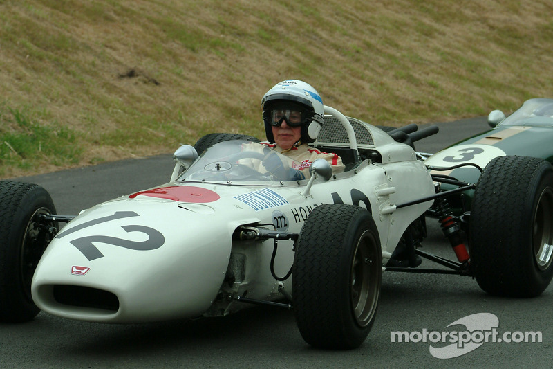 #300 1967 Honda RA300, class 6: John Surtees y #18 1966 Brabham-Honda BT18, class 6: Jenson Button