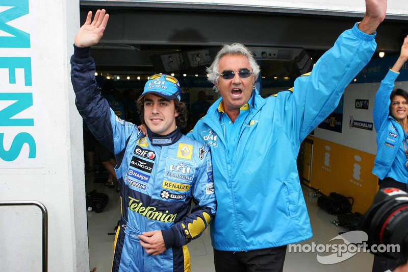 Pole: Kazanan Fernando Alonso kutlama yapıyor ve Flavio Briatore