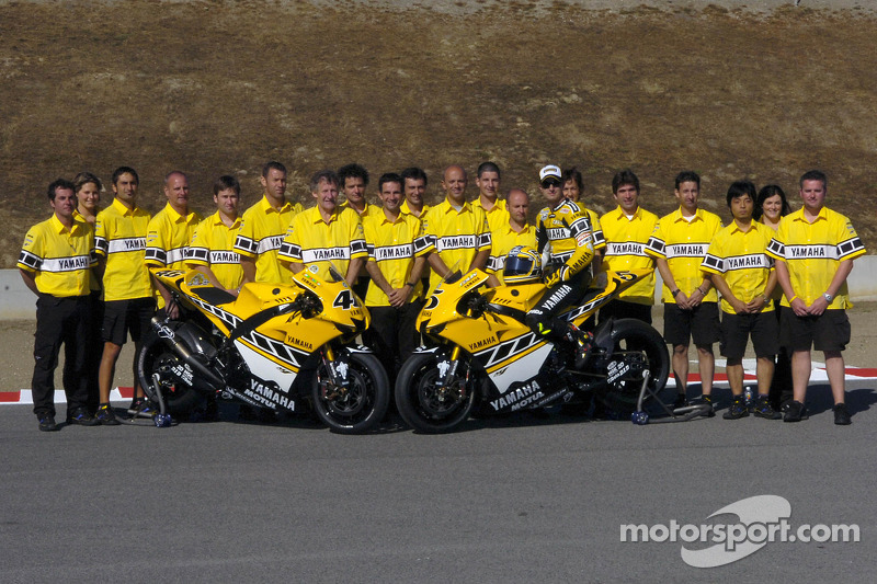 Colin Edwards y Valentino Rossi posan con el Yamaha Gauloises Team