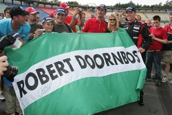 Robert Doornbos ve his fans