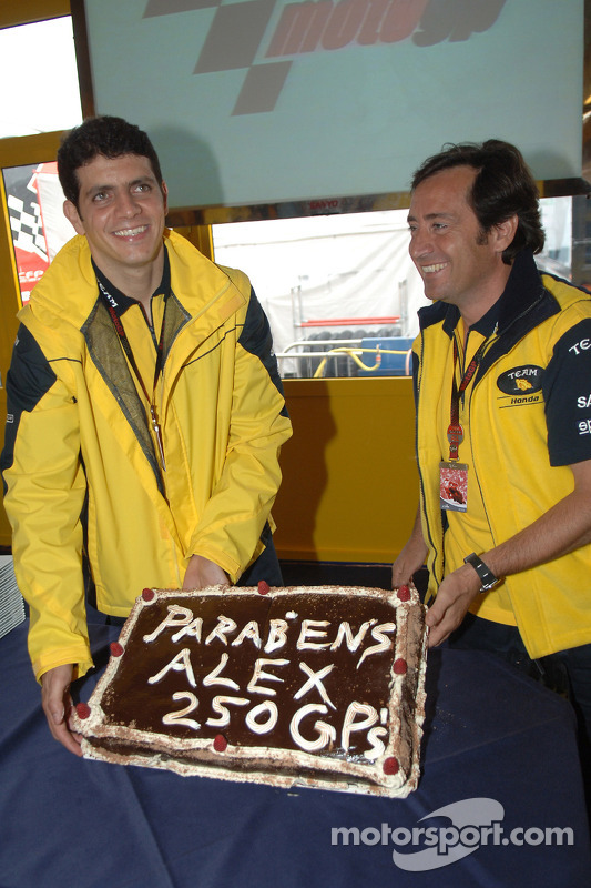 Alex Barros celebra con Sito Pons sus 250 GP