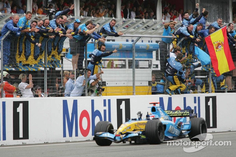 Yarış galibi Fernando Alonso kutlama yapıyor