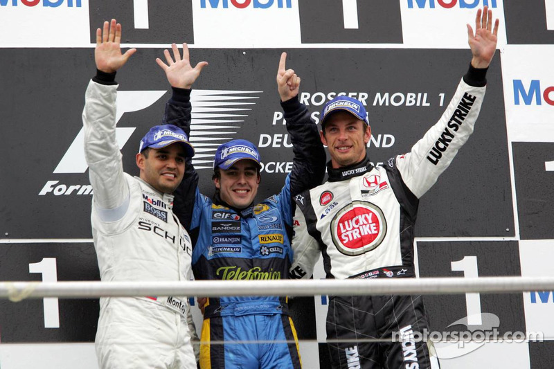 Podio: ganador de la carrera Fernando Alonso, segundo lugar Juan Pablo Montoya y el tercer lugar Jen