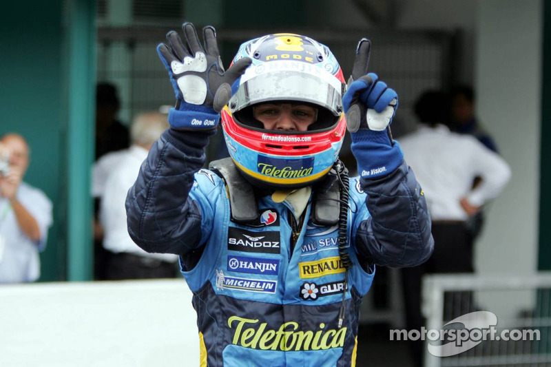 Yarış galibi Fernando Alonso kutlama yapıyor