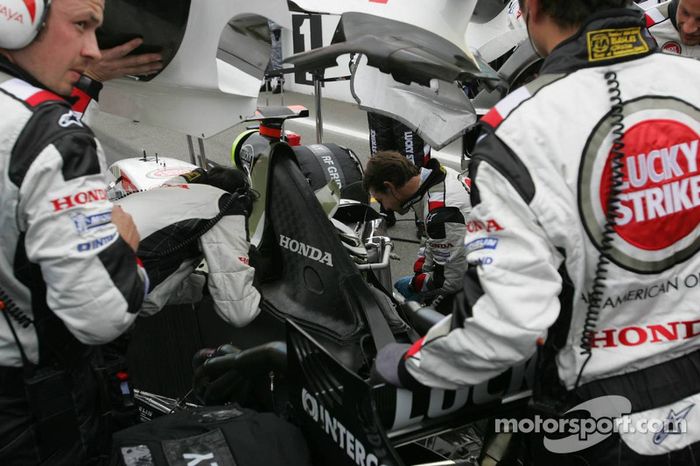 BAR-Honda miembros del equipo en el trabajo