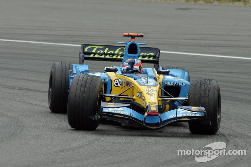 Yarış galibi Fernando Alonso kutlama yapıyor