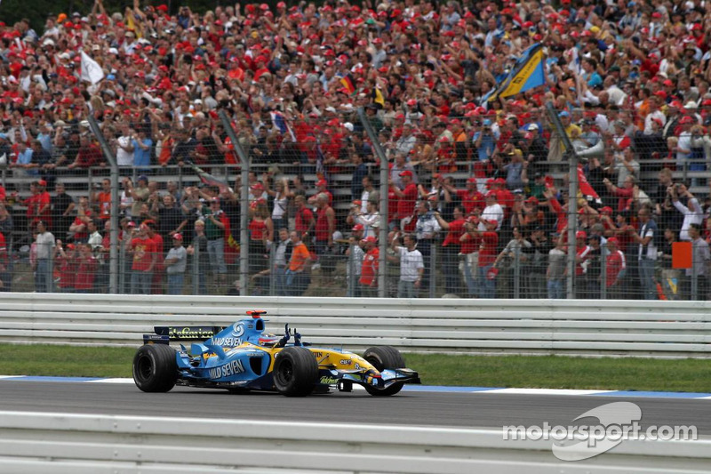Yarış galibi Fernando Alonso kutlama yapıyor