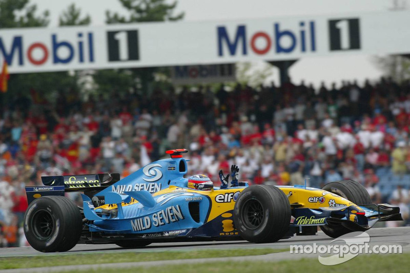 Yarış galibi Fernando Alonso kutlama yapıyor