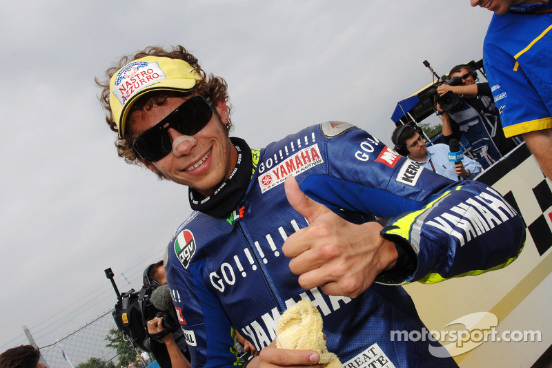 Ganador de la pole Valentino Rossi celebrates