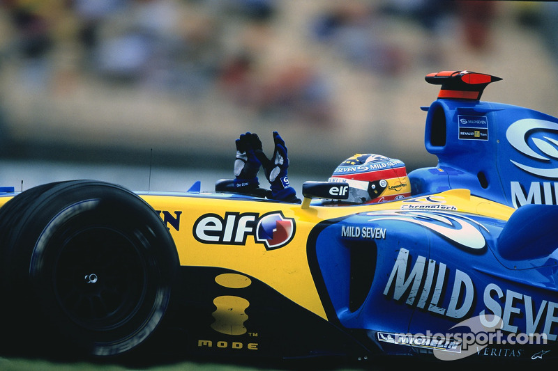 Yarış galibi Fernando Alonso kutlama yapıyor