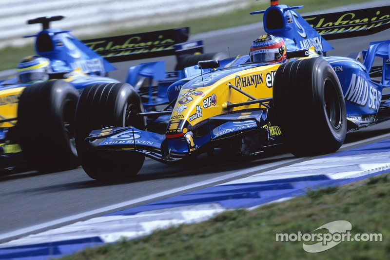 Yarış galibi Fernando Alonso kutlama yapıyor